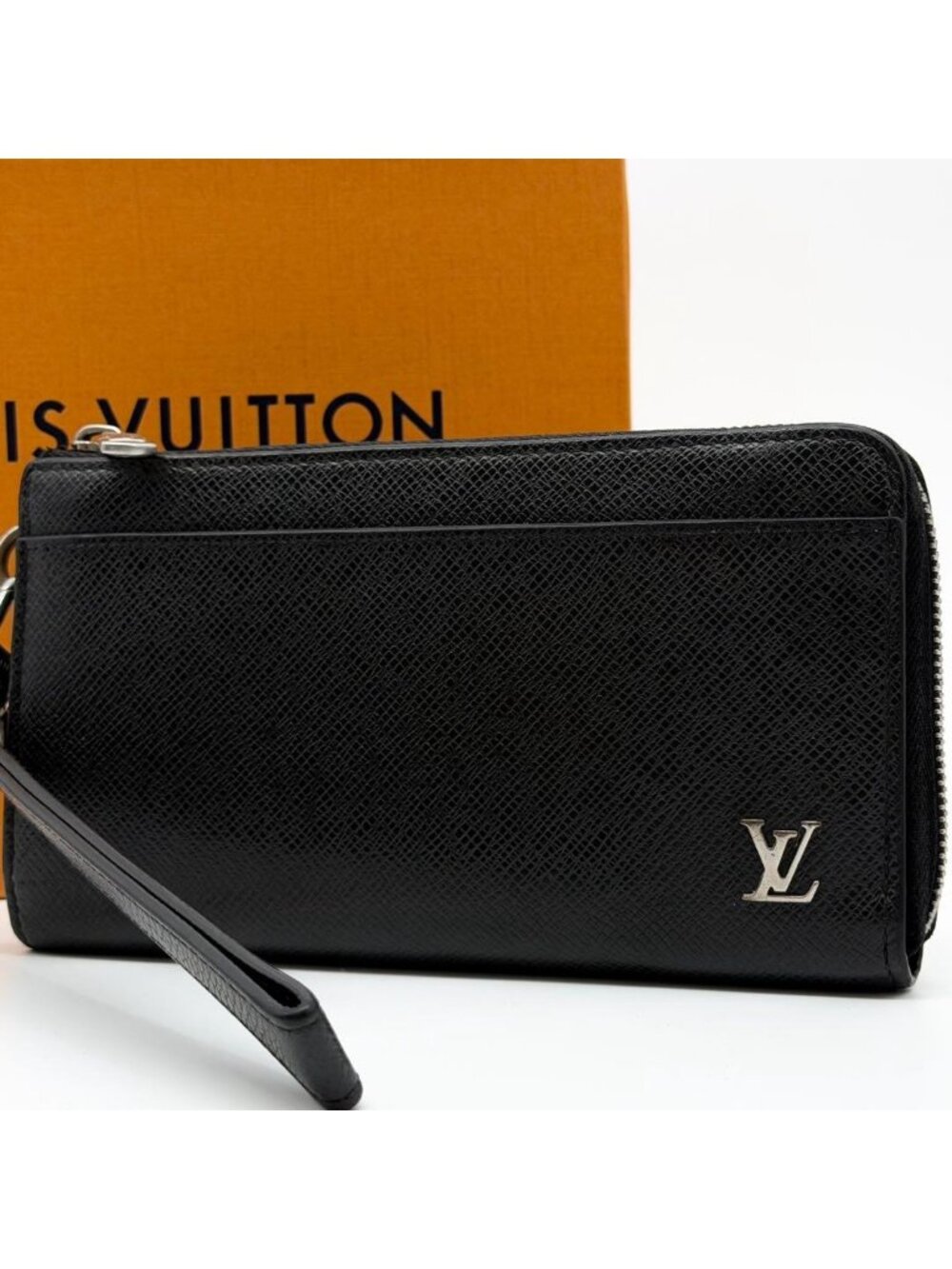 Louis Vuitton Zippy Dragonne Taiga Wallet